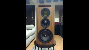 Wharfedale Evo 4.2 Review vs Bowers & Wilkins 606 vs KEF LS50 - Best looking 1K Speaker