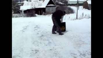 Снегоуборщик Huter SGC 4100 в действии
