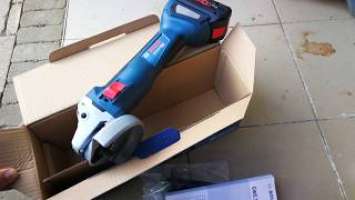 Unpacking / unboxing cordless angle grinder Bosch GWS 18V-10 06019J4002